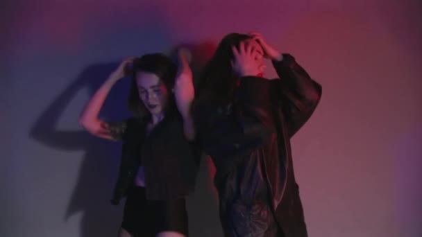 빨간색과 파란색 빛이 감도는 방에서 여자들이 마약을 하고 춤추는 모습 — 비디오