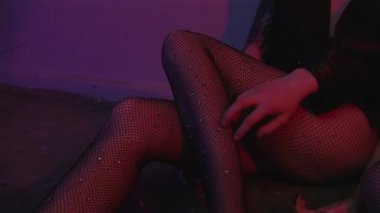 Sarhoş sarılan kızlar kırmızı ve mavi ışıkla odada