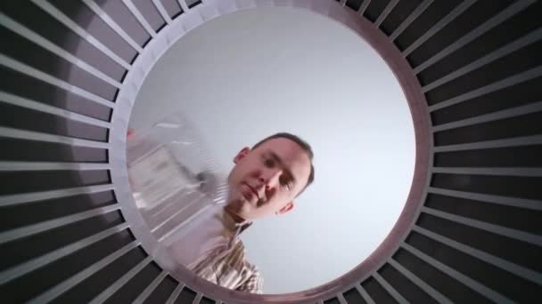 Video von brünetten Mann wirft Plastikbehälter, Ansicht von unten — Stockvideo