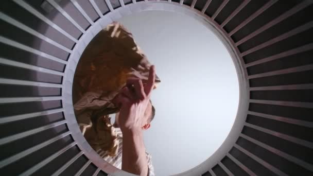 Tiro de homem jogando folhas de papéis amassados, vista inferior — Vídeo de Stock