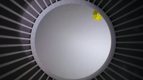 Verfilmung eines zerknüllten gelben Papierblattes, Ansicht von unten — Stockvideo