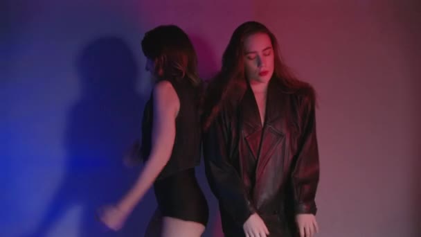 Tiro de meninas bêbadas dançando no quarto com luz vermelha e azul — Vídeo de Stock