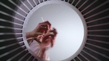 İçki çubuğu fırlatan adamın videosu, alt görünüm.