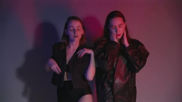 Schieten van dansende dronken vrouwen in kamer met rood en blauw licht — Stockvideo