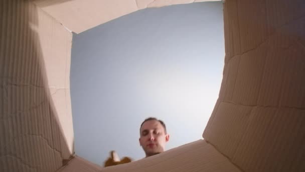 折り目のついた紙を投げる男の撮影,下のビュー — ストック動画