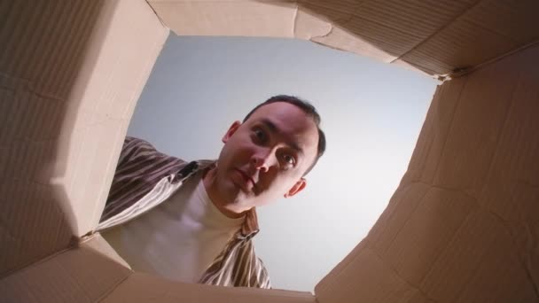 Tiro de homem jogando recipiente de papelão, vista inferior — Vídeo de Stock