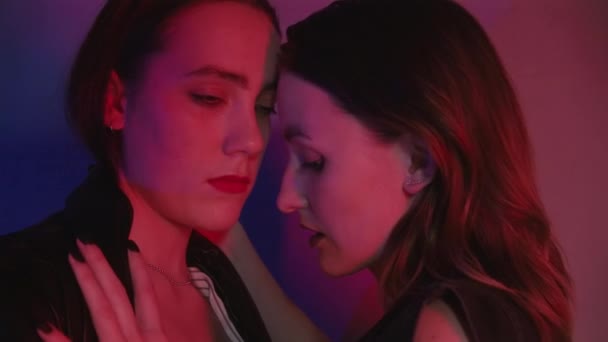 П'яні обіймають жінок в кімнаті з червоним і синім світлом — стокове відео