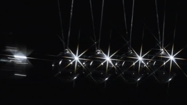 Video van newtons ballen met verlichting reflectie op zwarte achtergrond — Stockvideo