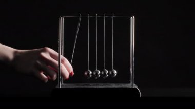 Kadın eli videosu Newton toplarını çalıştırdı