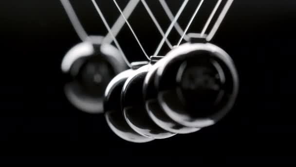 Video van opgehangen chroom newtons ballen in beweging — Stockvideo