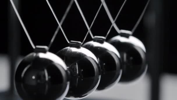 Vidéo de newtons gris boules en mouvement sur fond noir — Video