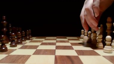Piyon hareketli satranç oyunu videosu