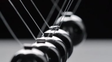 Siyah arkaplanda çelik Newton topları atılıyor