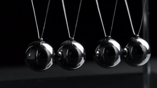 Vidéo de newtons pendus boules en mouvement sur fond noir — Video