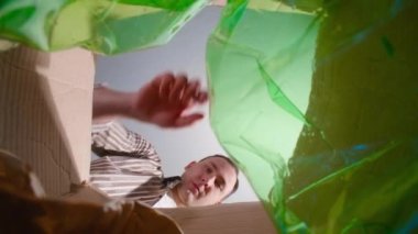 Adamın geri dönüşüm için plastik çöpü dışarı çıkardığı görüntüler, alt görünüm