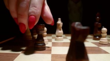 Kale hareketli satranç tahtası videosu