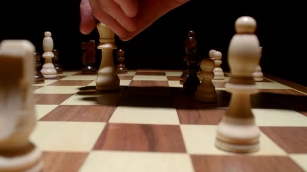 Відео шахової дерев'яної дошки з контролером — стокове відео