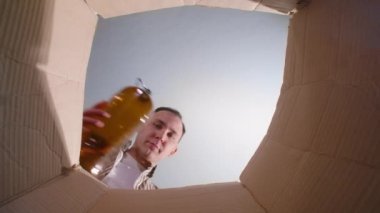 Plastik çöp atan adamı çekmek, alt manzara.