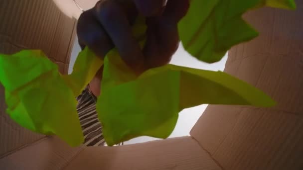 Homem jogando papel amarelo amassado, vista inferior — Vídeo de Stock