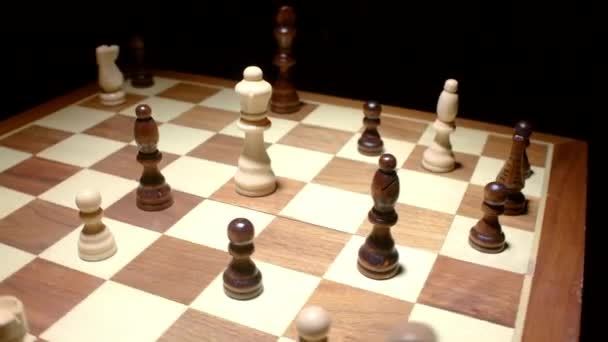 Skjutning av schackspel med rullande kamera — Stockvideo