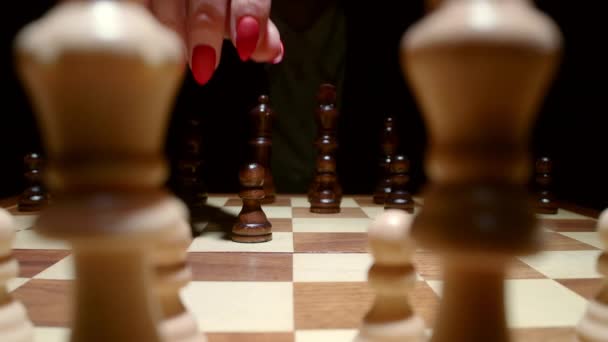 Filmagem de tabuleiro de madeira de xadrez com movimento de peão — Vídeo de Stock