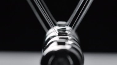 Çelik Newton toplarının hareket halindeki görüntüleri