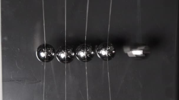 Зйомки жіночої руки почалися сталевими ньютонами кульками, вид зверху — стокове відео