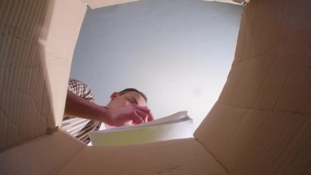 Videoclipul unui om care aruncă hârtie albă zdrobită, vedere de jos — Videoclip de stoc