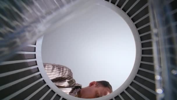 Vídeo do homem jogando recipientes de plástico, vista inferior — Vídeo de Stock