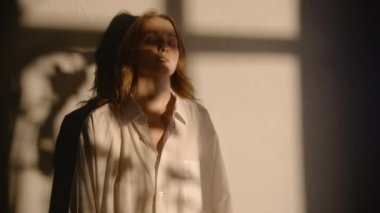 Gün batımında duvarda çıplak kadın silueti