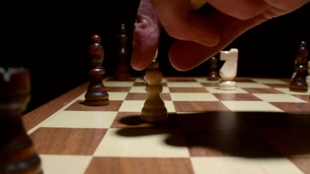 Filmación del juego de ajedrez cuando el peón se convierte en la reina — Vídeos de Stock