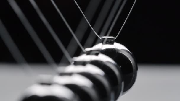 Video av stål newton bollar i rörelse på svart bakgrund — Stockvideo