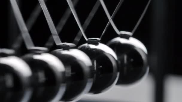 Video van chroom newton ballen in beweging op zwarte achtergrond — Stockvideo