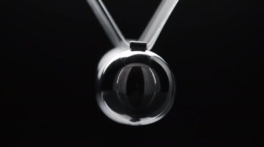 Sallanan Newton toplarının hareket halindeki bir göz gibi videosu