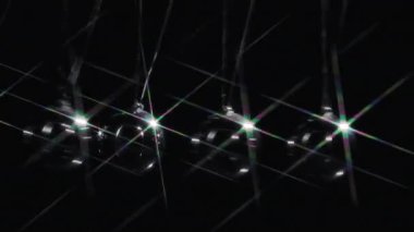 Siyah zemin üzerinde ışık yansıması olan çelik Newton topları atılıyor