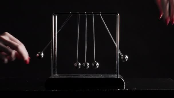 Verfilmung weiblicher Hand begann Newtonbälle — Stockvideo