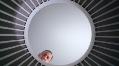 Buruşuk sarı kağıt atan adam, alt manzara.