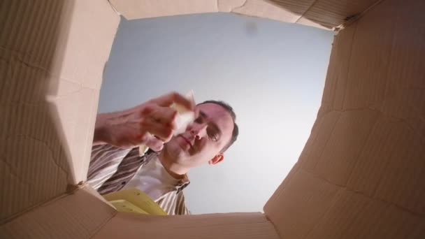 Tiro de homem jogando folha de diário amassado, vista inferior — Vídeo de Stock