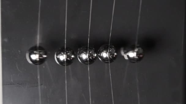 Images de boules de newton en acier, vue de dessus — Video