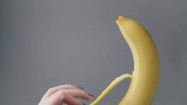 Sarı muz soyan kadın eli videosu