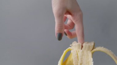 Sarı muzu kıran kadın eli videosu