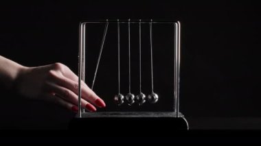 Kadın eli ateş etmek Newton toplarını çalıştırdı