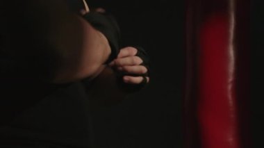 Siyah boks kasetleriyle dövüşçü vuruyor.