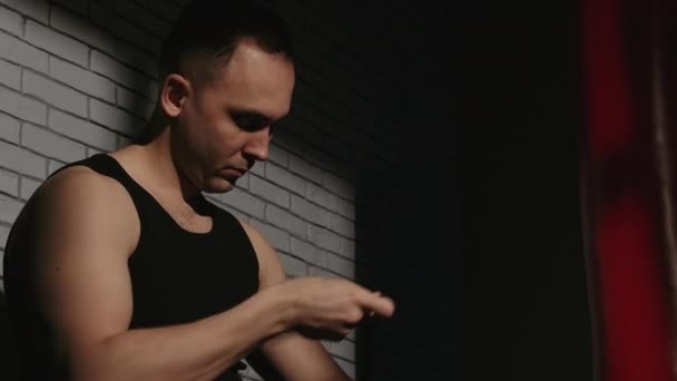 Кадри людини з боксерськими бинтами — стокове відео