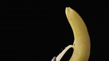 Kadın eli kabuğu soyulmuş muz videosu.