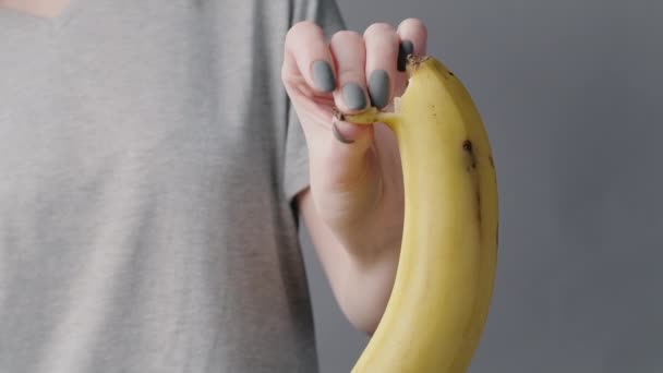 Filmagem da mulher descascando banana — Vídeo de Stock