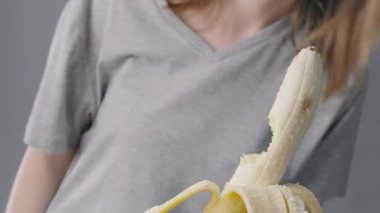 Sarı muzu ısıran kadın videosu