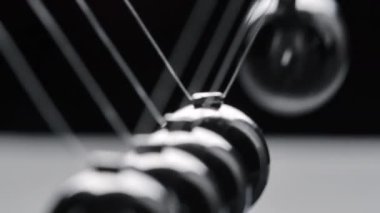 Siyah arkaplanda çelik Newton toplarının görüntüsü