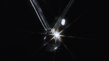 Siyah arkaplanda ışık yansıması olan Newton 'un toplarını vurmak