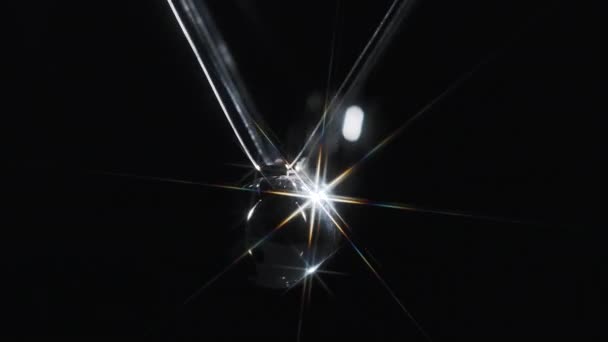 Skytte av newton s bollar med ljus s reflektion på svart bakgrund — Stockvideo